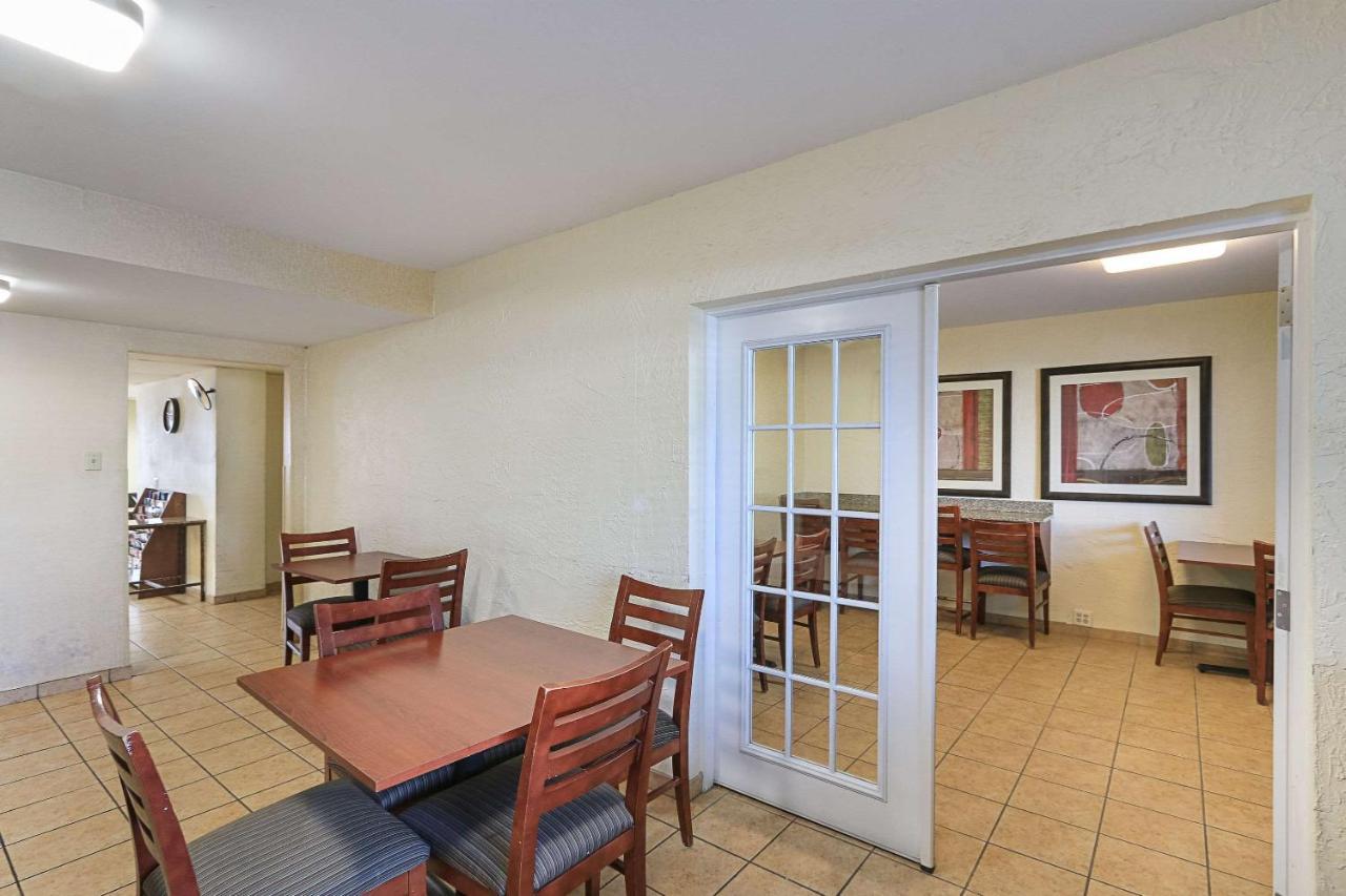 Rodeway Inn Austin Exterior photo